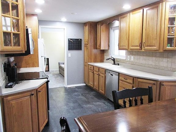 3rd image of 203 Cricketwood Ct