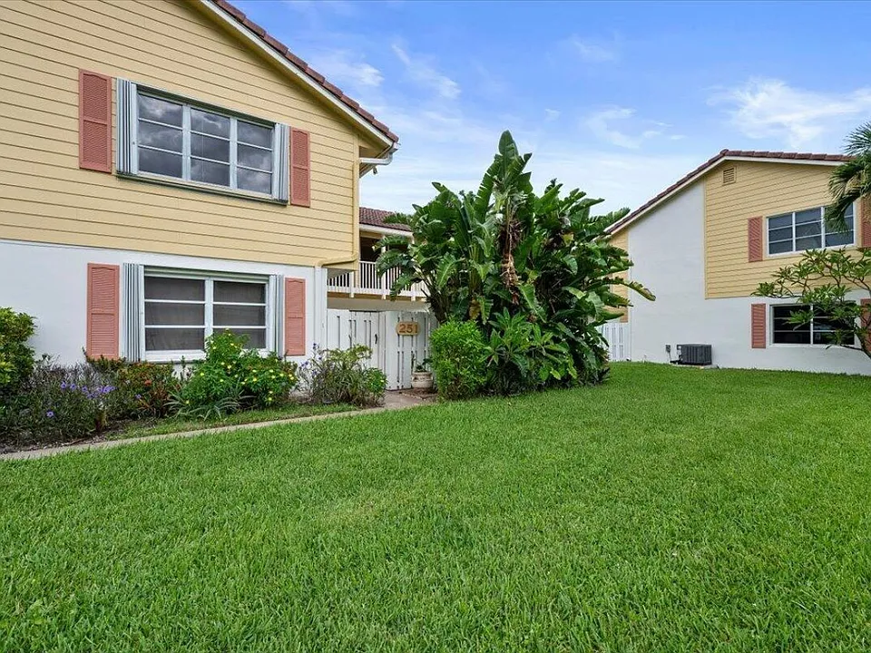 251 Seabreeze Cir