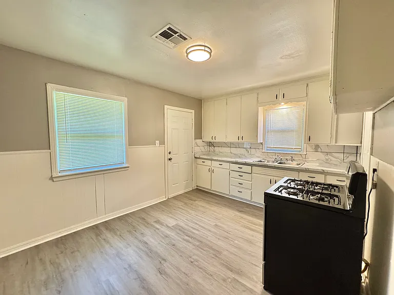 252 E Coe Dr — Photo 8