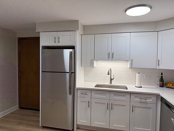 3rd image of 895 Graceland Ave APT 1E