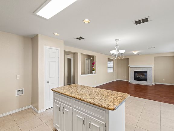 3rd image of 2408 Emerald Ln