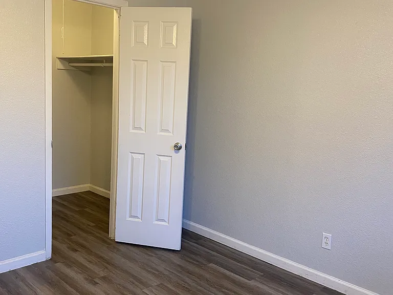 New Riviera Apartments — Photo 26