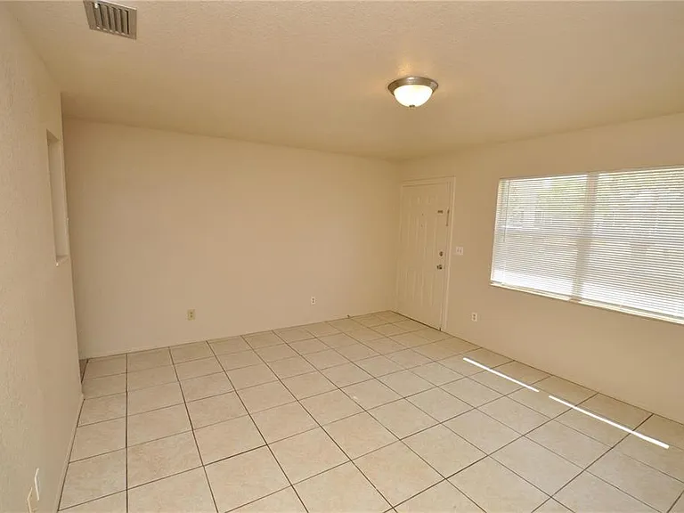 1743 Avenue C NE — Photo 3
