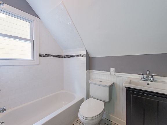 5th image of 218 N Maple Ave