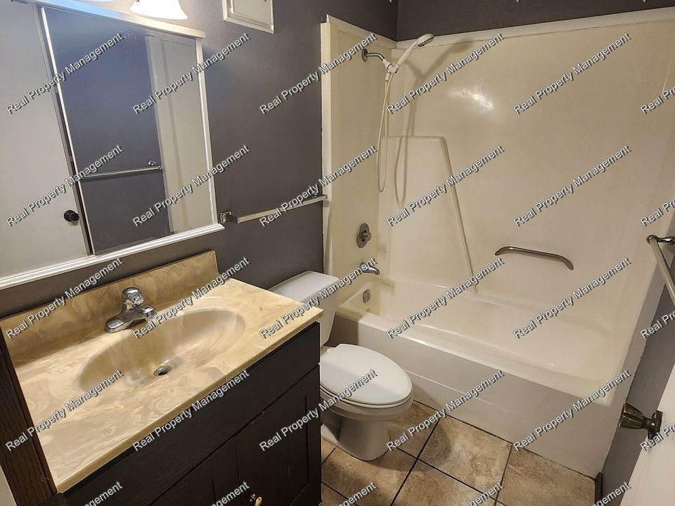 1st image of 2033 Calumet Ave #1