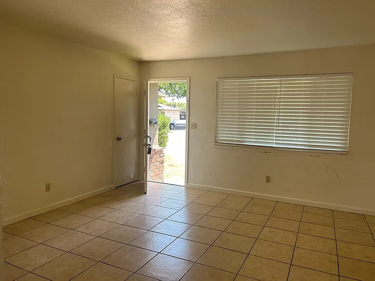 1705 Carver Ct — Photo 5