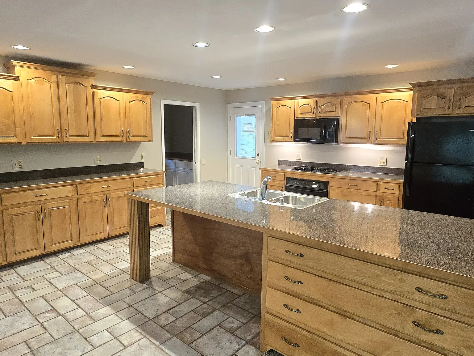 3 bed, 2100 sqft, $1,795 — Photo 4