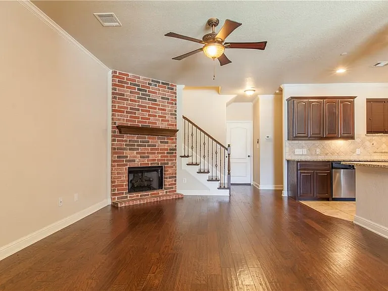 1805 Desoto Dr — Photo 2