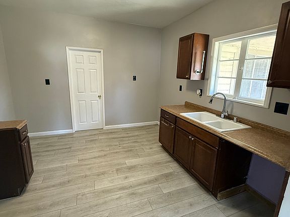 4th image of 246 E C St