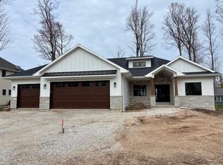 2721 Red Fox Ln, Manitowoc, WI 54220