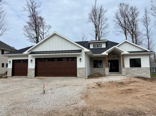 2721 Red Fox LANE, Manitowoc, WI 54220