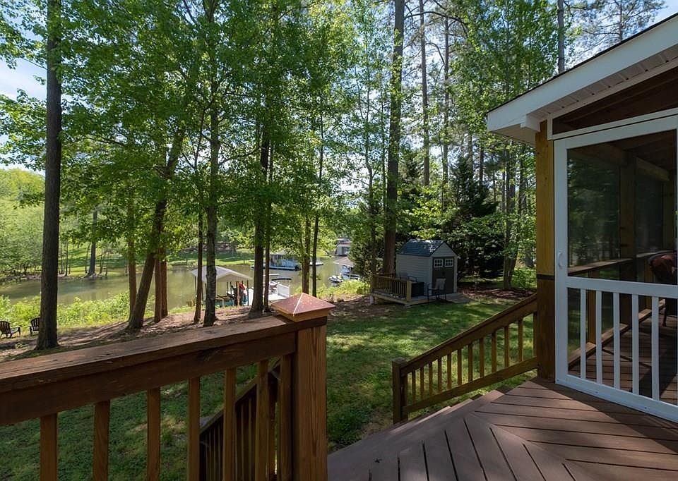 1st image of 215 Waterside Dr