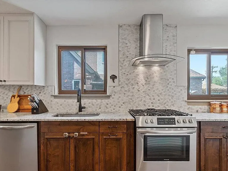1418 Glencoe St — Photo 17