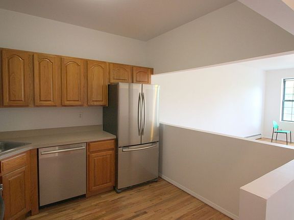 4th image of 226 Gates Ave #2