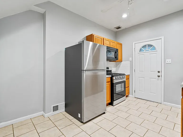 410 Lorenz Ave — Photo 6