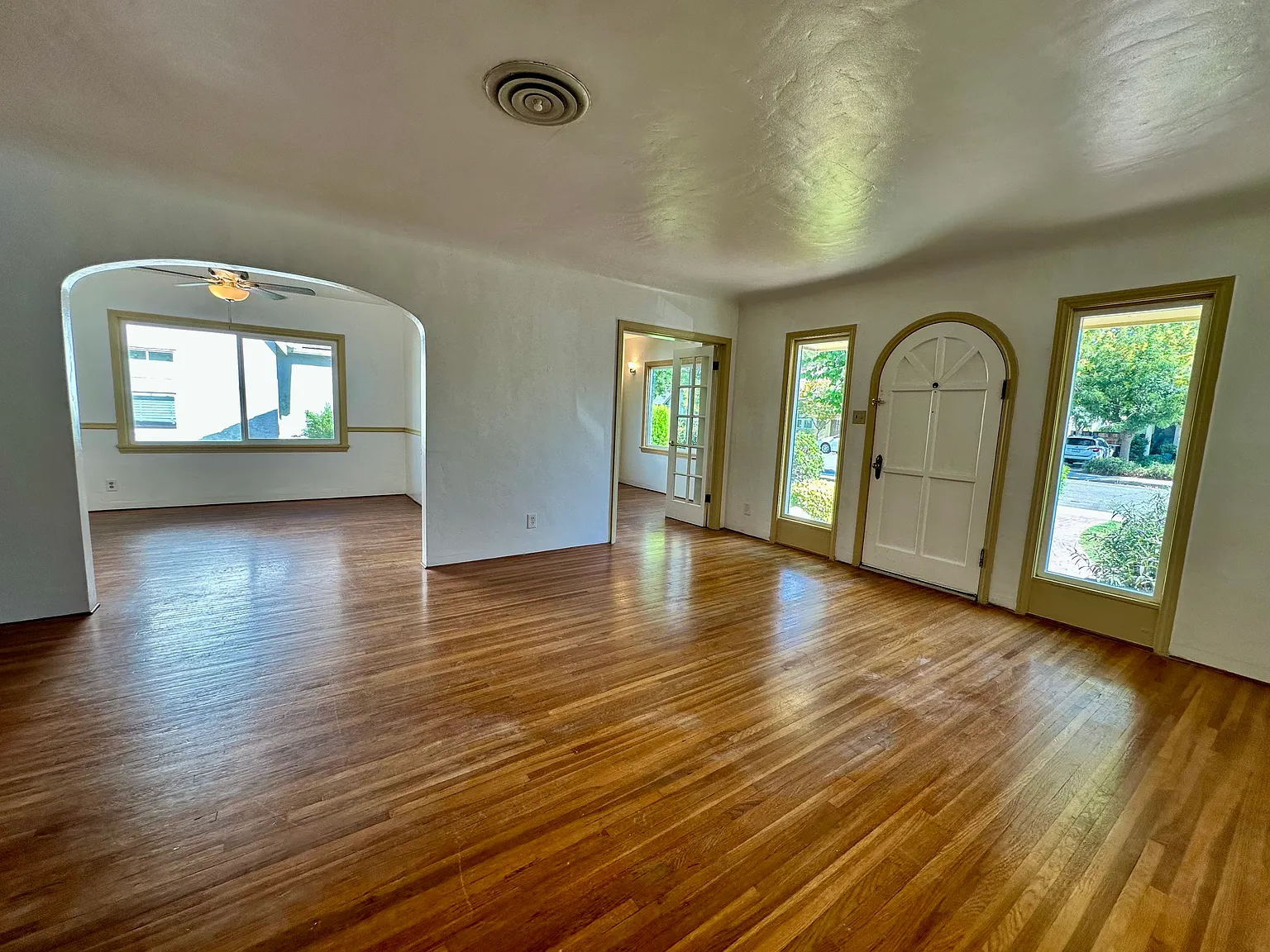 3 bed, 2174 sqft, $2,600 — Photo 3