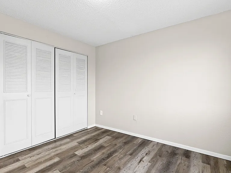 Royal Chateau Apartments — Photo 12