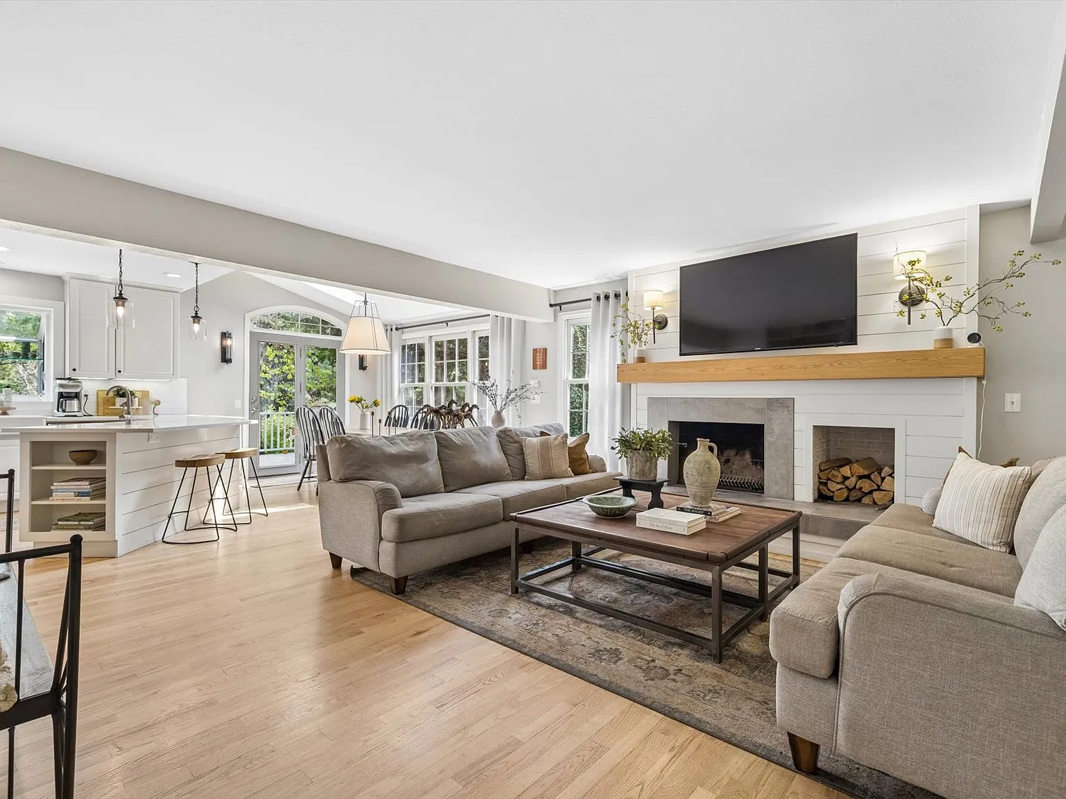 4 bed, 3386 sqft, $5,100 — Photo 4