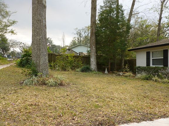 4th image of 361 Canis Dr W