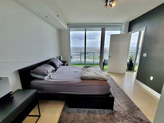 4th image of 92 SW 3rd St APT 1808