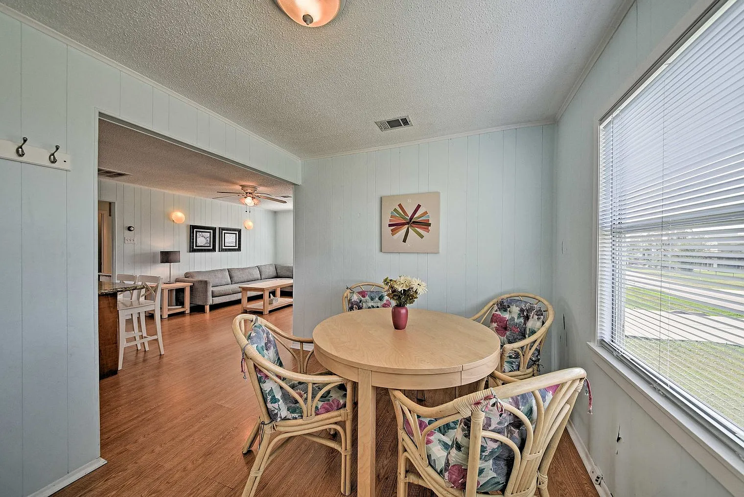 3 bed, 2.0 bath, 839 sqft, $5,515 — Photo 3