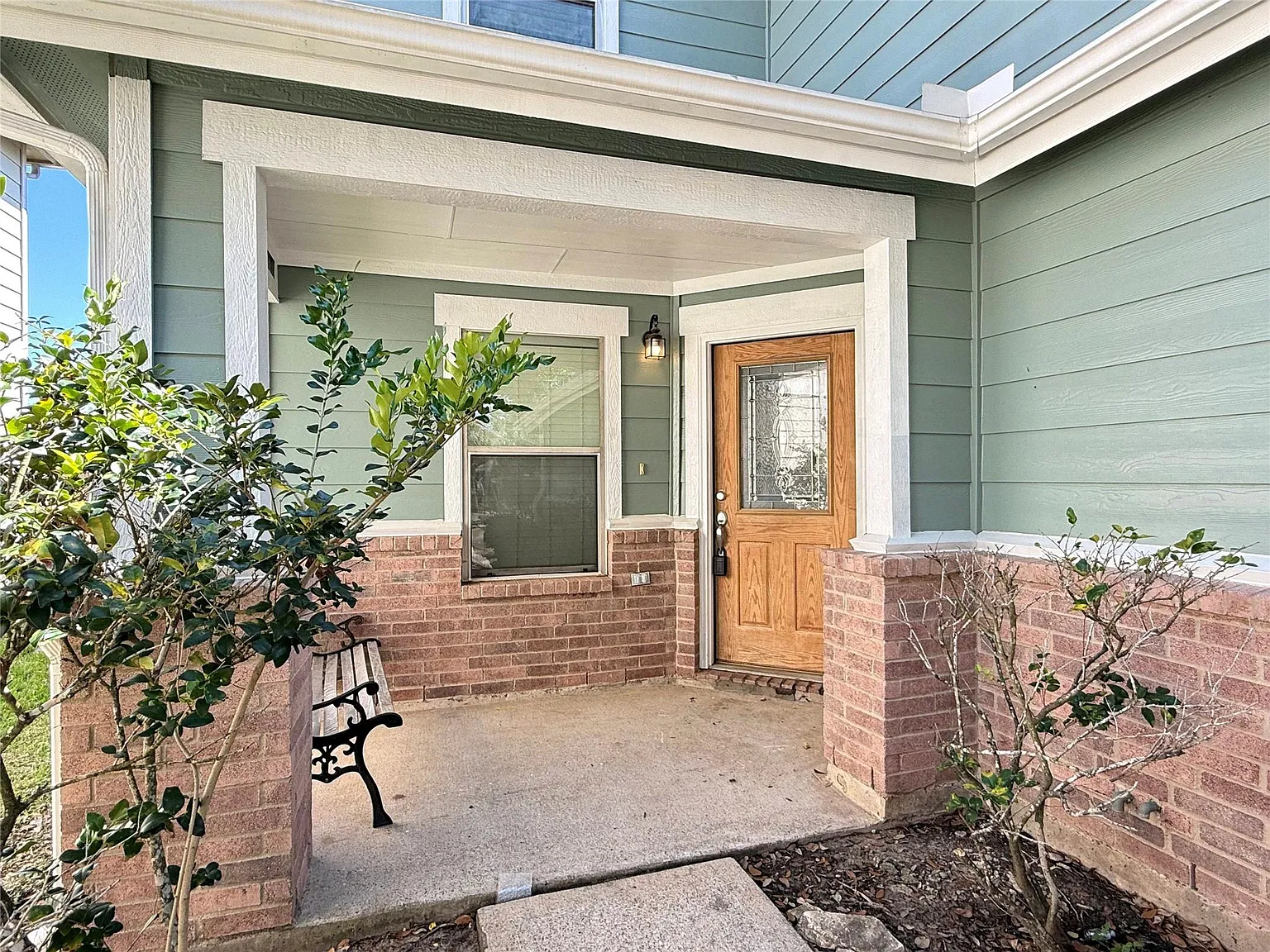 3 bed, 2.5 bath, 2295 sqft, $2,050 — Photo 2