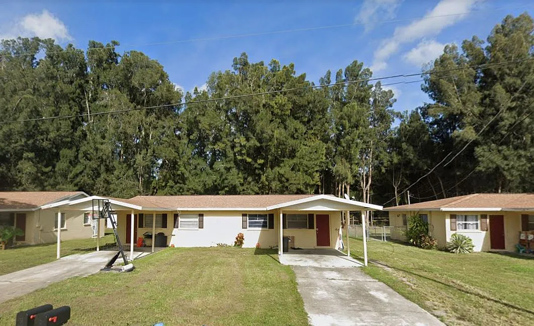 House, semi-detached with Large Yard and Washer/Dryer Connections — Photo 1
