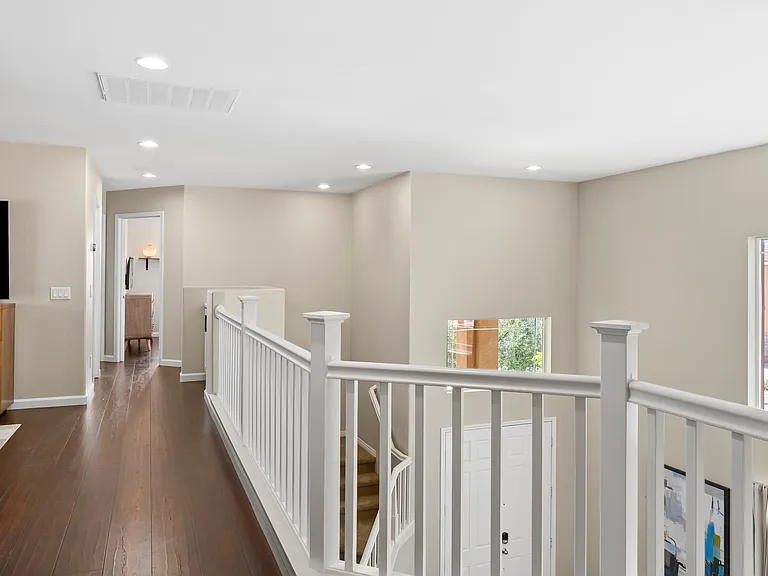663 Glasgow Ct — Photo 2
