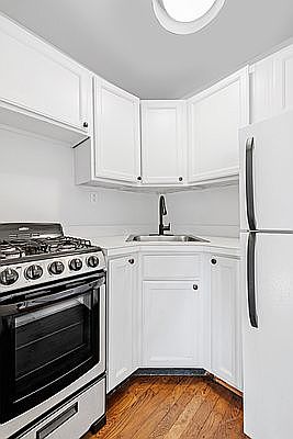 3rd image of 16 W 95th St APT 4B