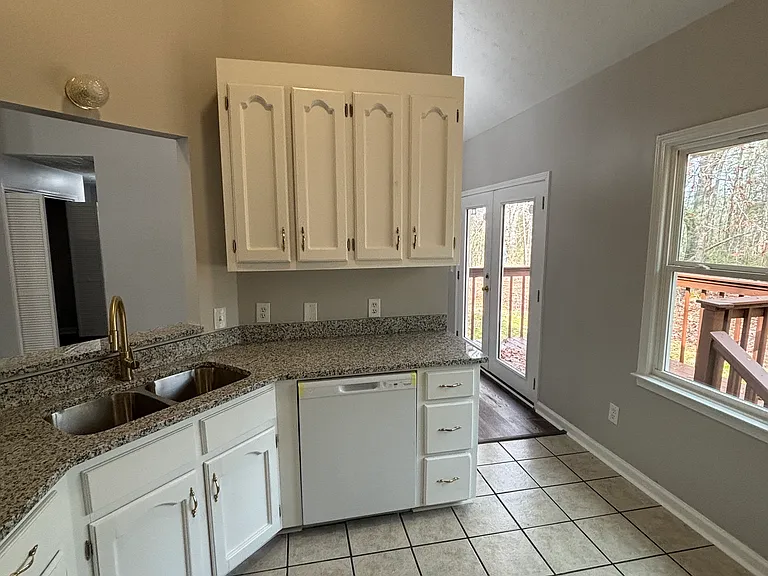 1142 Lavista Dr — Photo 3