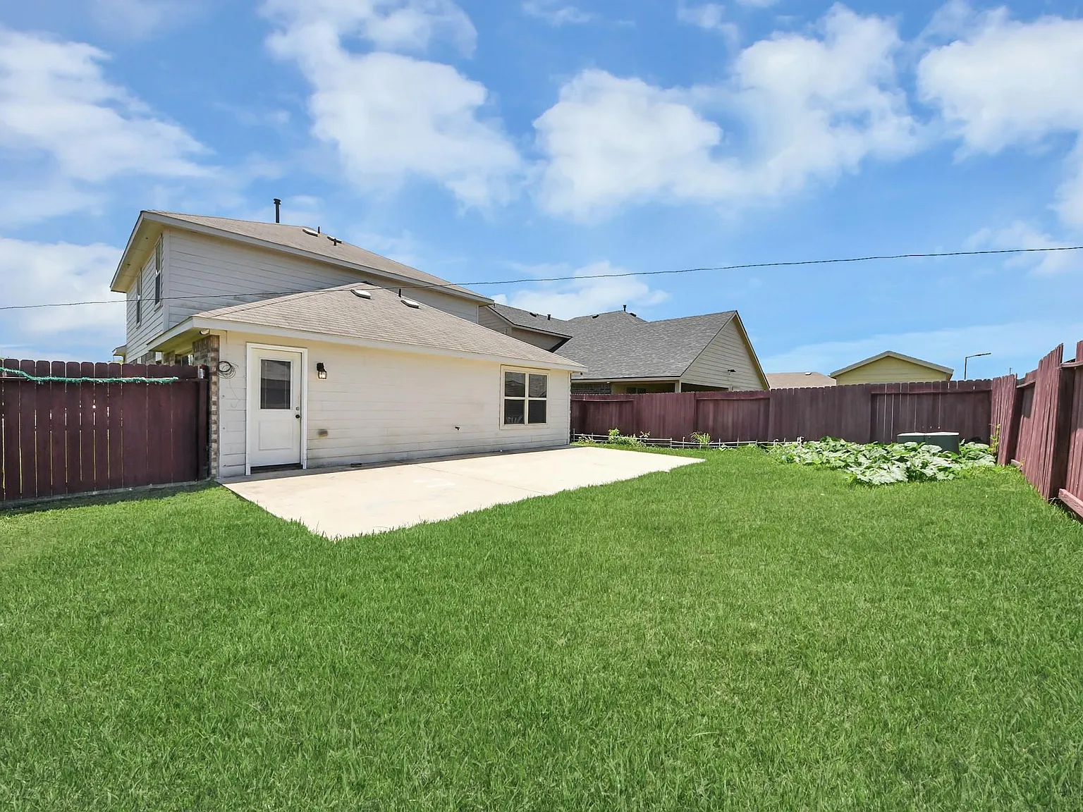 4 bed, 2.5 bath, 2219 sqft, $2,400 — Photo 3