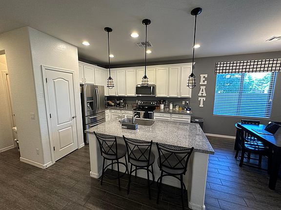 2nd image of 1519 E Lovebird Ln