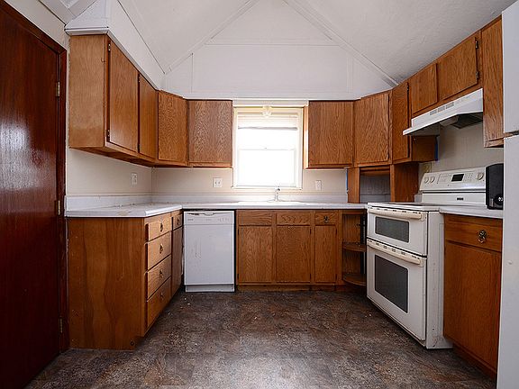 4th image of 204 N Platte Ave