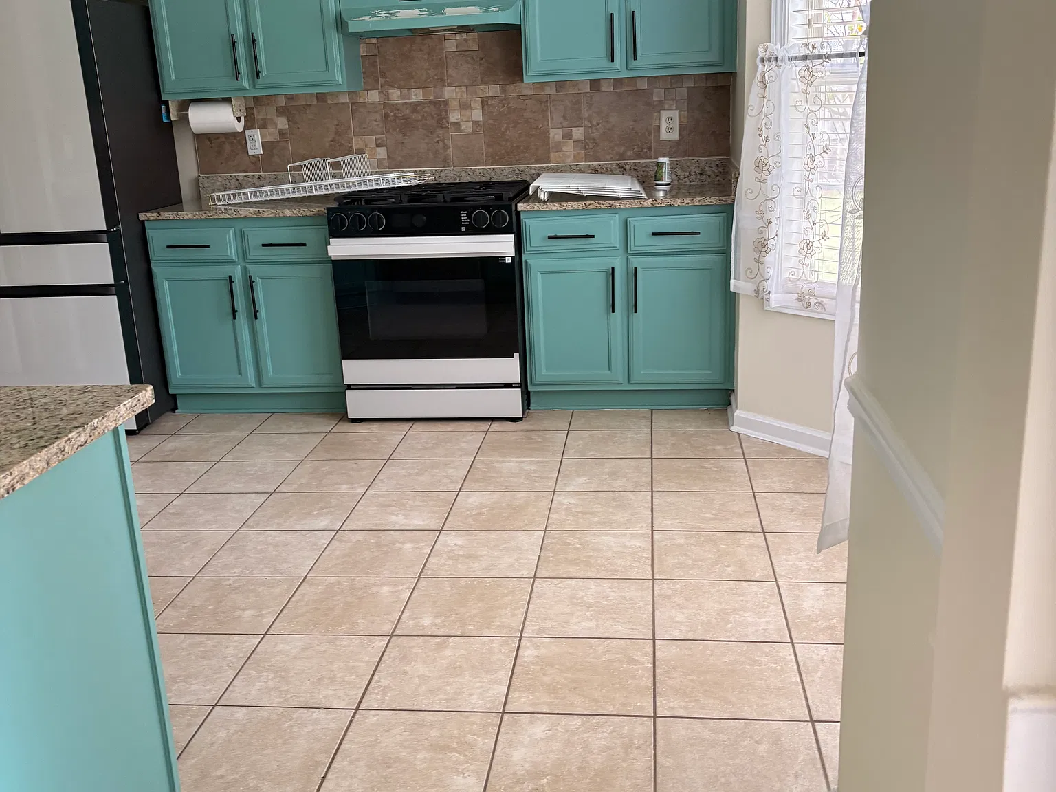 4 bed, 2.5 bath, 1836 sqft, $2,400 — Photo 3