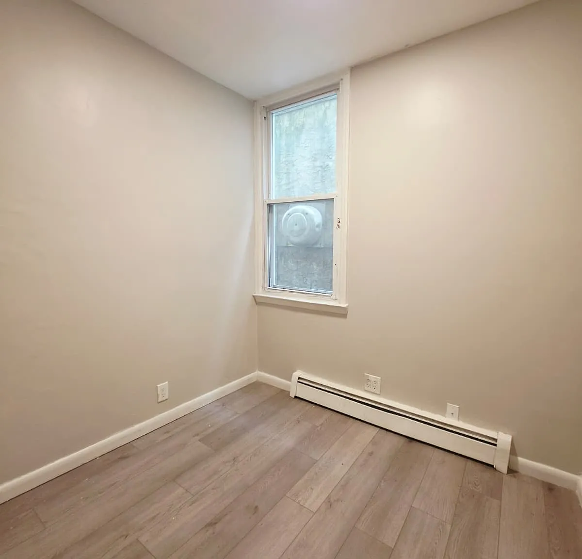 3 bed, 1000 sqft, $2,100 — Photo 2