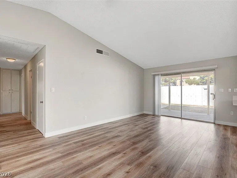 1784 Crest Ave — Photo 3