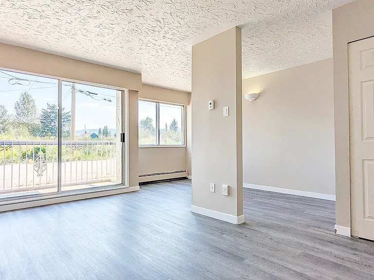 1438 Queensway — Photo 8