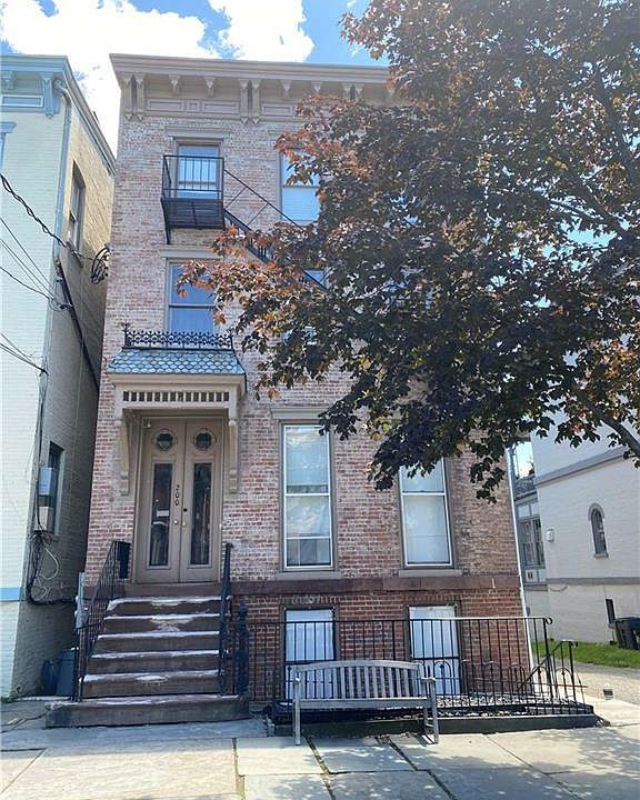 1st image of 200 Grand St