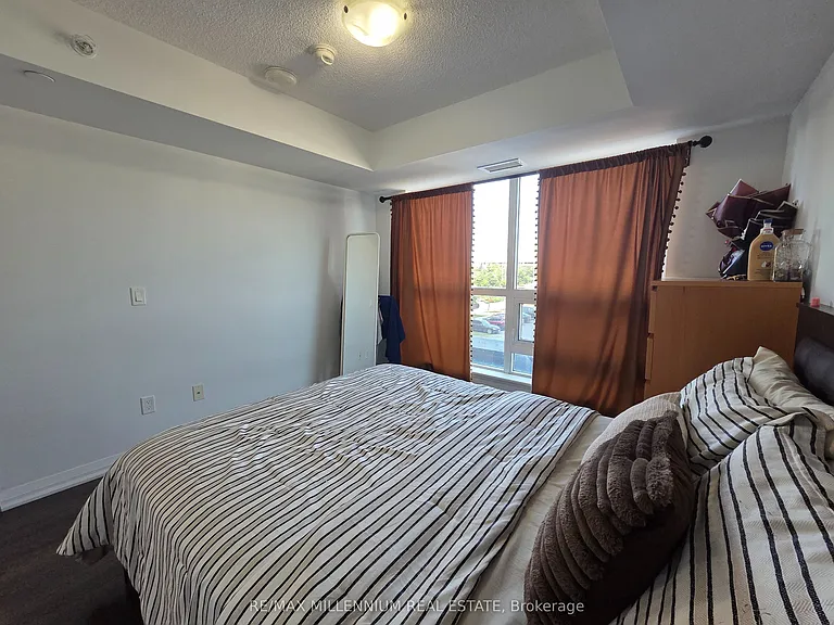 30 Meadowglen Pl #214 — Photo 9