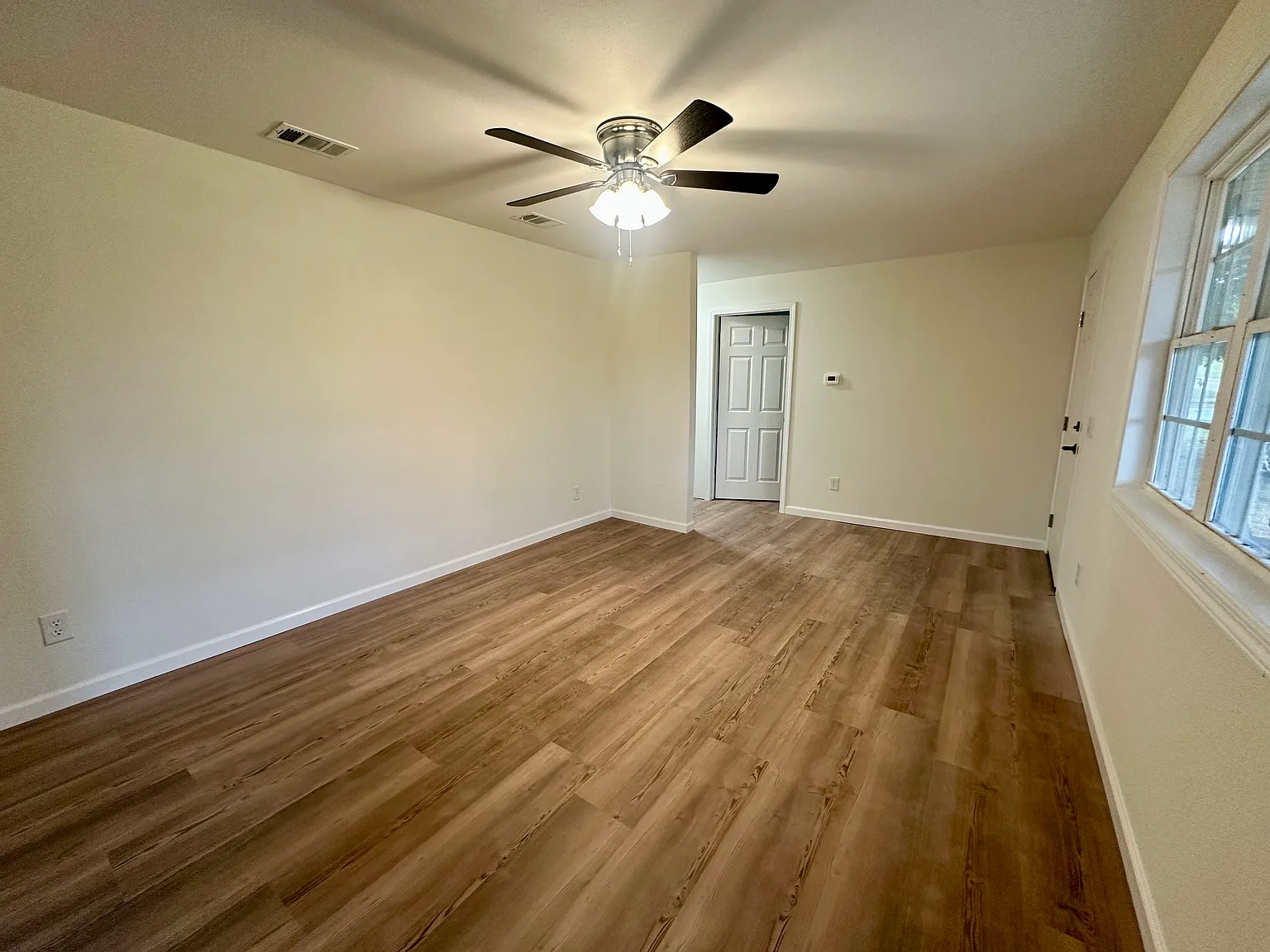 3 bed, 960 sqft, $1,250 — Photo 2