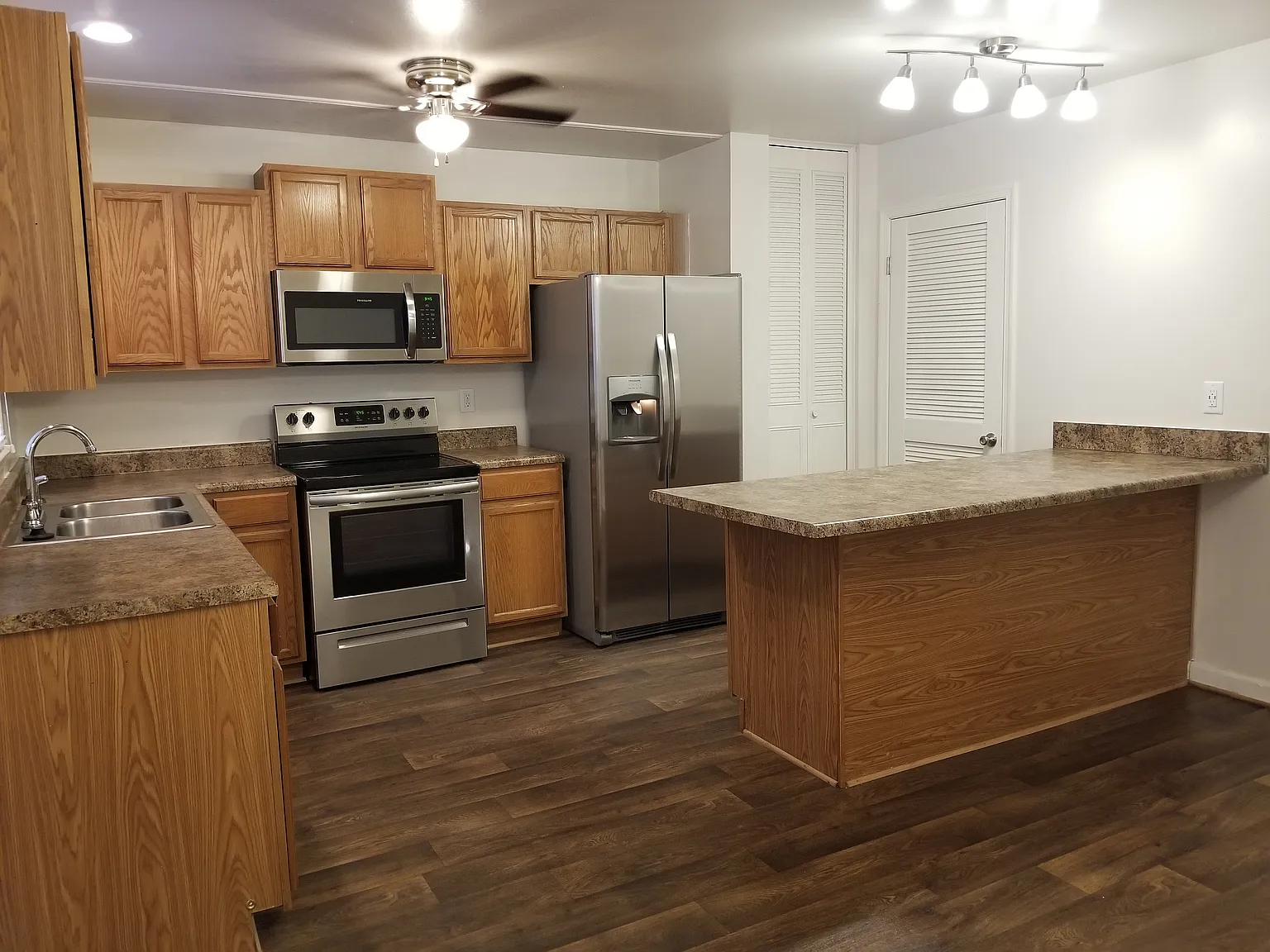 2 bed, 2.5 bath, 1332 sqft, $1,885 — Photo 1