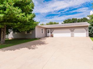 214 Kieffer Hills Dr, Saint Charles, MN 55972