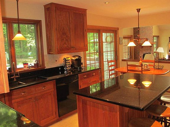 4th image of 38 Berkshire Dr W