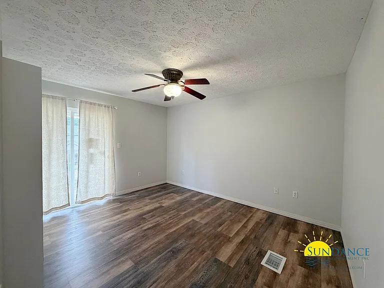 2404 Suwanee Ln — Photo 16