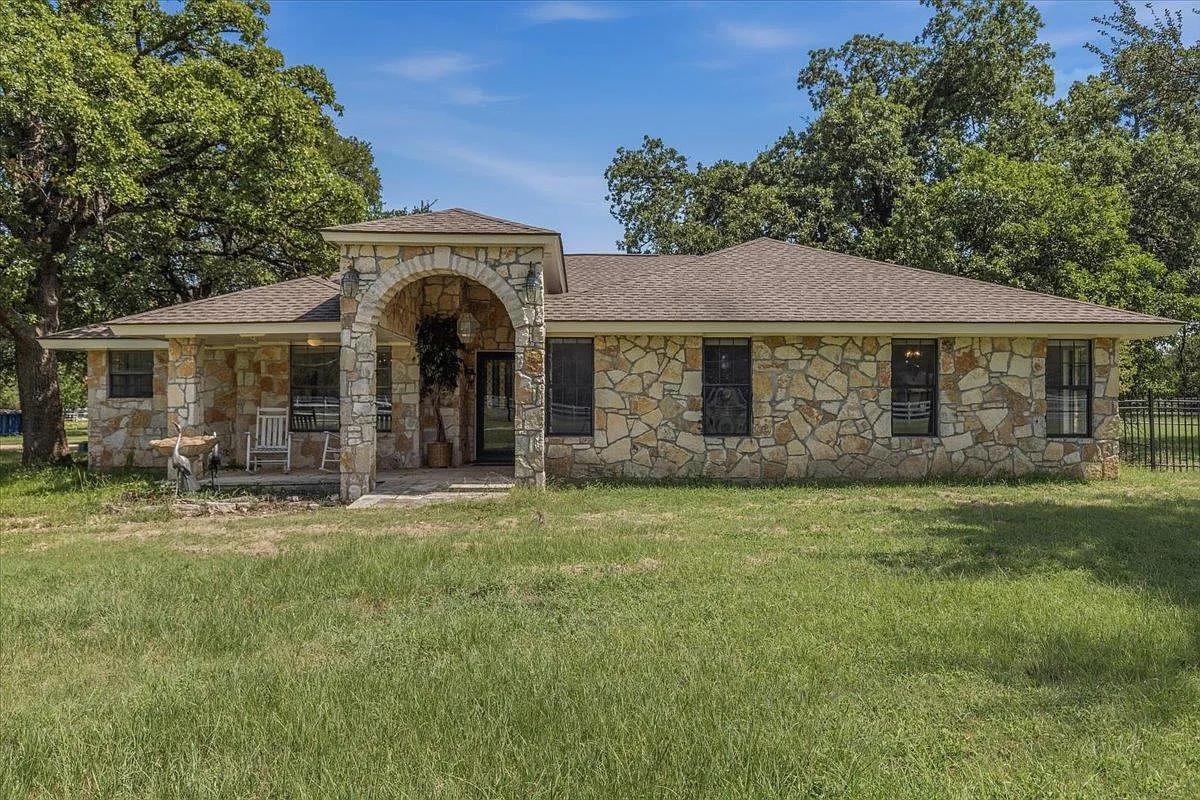 4 bed, 2.5 bath, 2142 sqft, $3,000 — Photo 3
