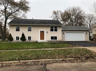 1020 Meadow Ln, Streamwood, IL