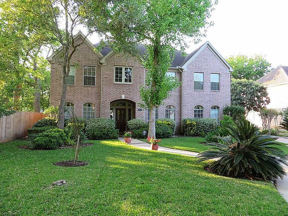 Pride of ownership is obvious in this wonderful cul-de-sac home. Zoned to great school district (Ft 