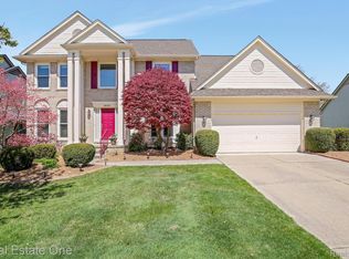 28529 Golf Pointe Blvd, Farmington Hills, MI 48331