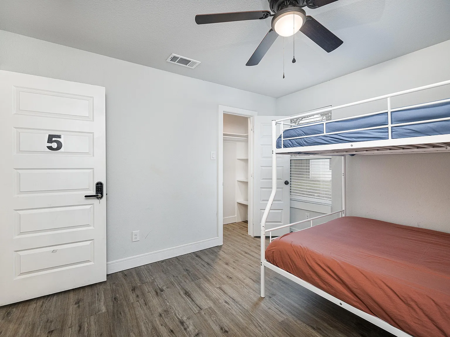 4 bed, 3.0 bath, 2320 sqft, $797 — Photo 2