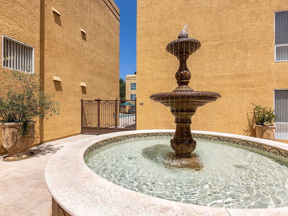 Apartments in Burbank, CA Outdoor Courtyard with Fountain.jpg